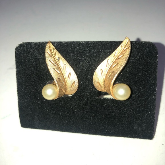 Vintage clip on Gold and Cream Nature Inspired Earrings- gently used - Picture 2 of 5
